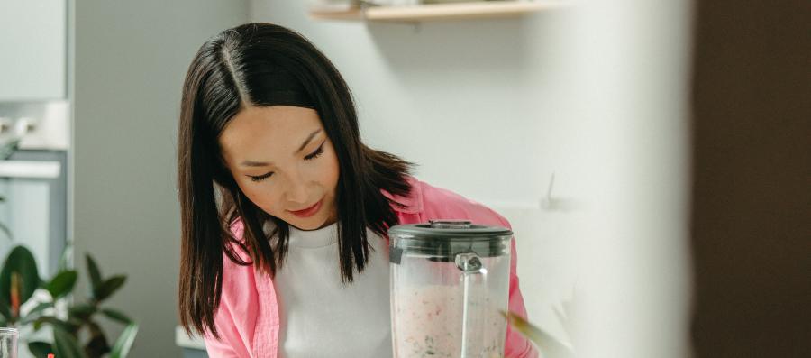 Una mujer preparando su comida dietética antes del procedimiento del Balón Gástrico Allurion